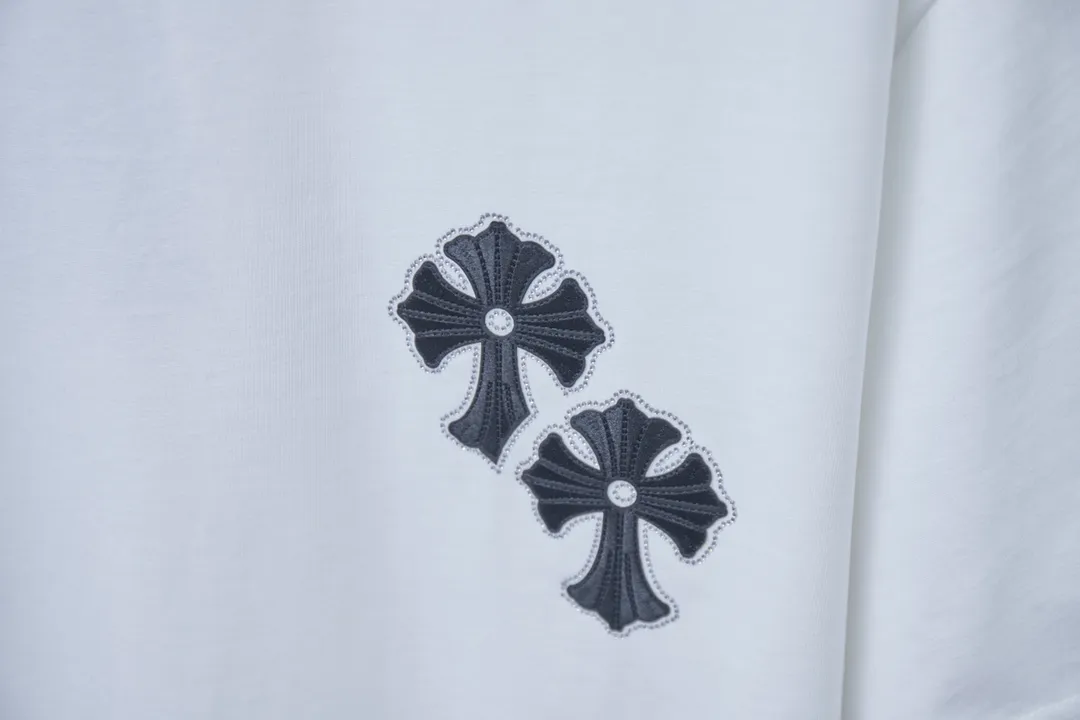 🅿️240 Ch*ome Hearte 25SS early spring new style Crow heart embroidered rhinestone short sleeves Light luxury essential item for daily commuting for men and women Correct version Welcome to compare Detailed features · 320g 100% pure cotton double yarn jersey fabric · Custom dyed in the same vat with special bold 32-count double-ply 1X1 thread · Imported Australian matte pearlescent diamonds ➕ Three-dimensional sequin embroidered Crow heart ➕ Thick version of letter logo · Double-needle stitching across seams · Original main mark, washed tag, branded moisture-proof paper packaging Color: black/white/rose red/blue Size: S/M/L/XL